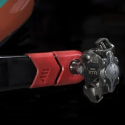 Crank Defender - Crank Beschermer - Rood 8 Crank Defender - Crank Beschermer - Rood -Velo Glans Verkoop AMS Crank Defender Red INSTALLED close xweb 1024x1024