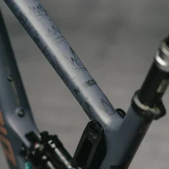 Dyedbro Frame Beschermings Kit - EWS Bergen - Zwart Mat -Velo Glans Verkoop B9C04CAC 7DB2 4A66 9F4C 085F9F0CCAD9 1024x1024 2x